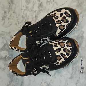 NIB 9 / 41 Leopard Print Sneakers